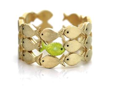 Against the current. Gold vermeil fish ring with one light green fish